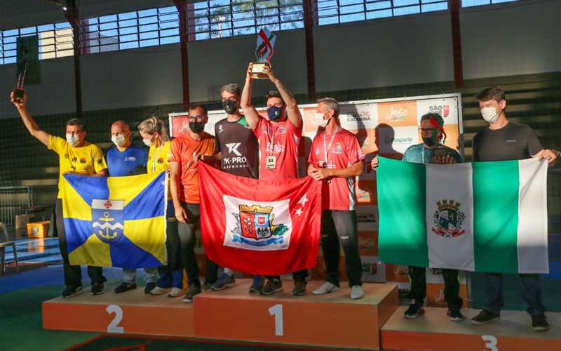Pódio entre as equipes coroou o time masculino como o grande vencedor entre equipes &#8211; Foto: Fesporte/divulgação
