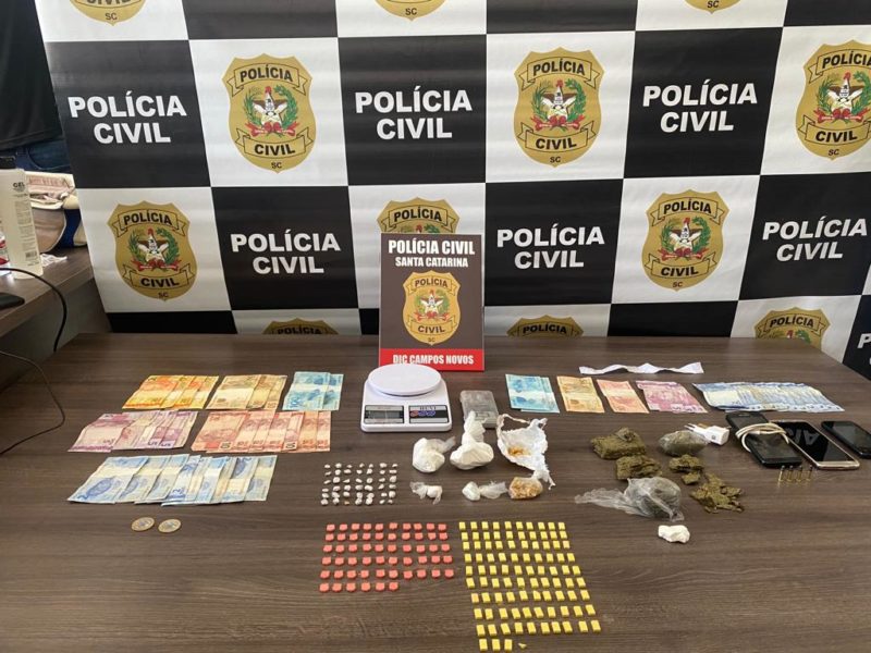 Foram apreendidas drogas como cocaína, crack, maconha e ecstasy, além de balança &#8211; Foto: Polícia Civil/ND