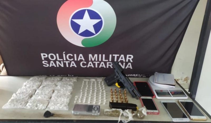 Al&eacute;m das armas encontradas, foram aprendidas 1.863 comprimidos de Ecstasy – Foto: Policia Militar/Divulga&ccedil;&atilde;o