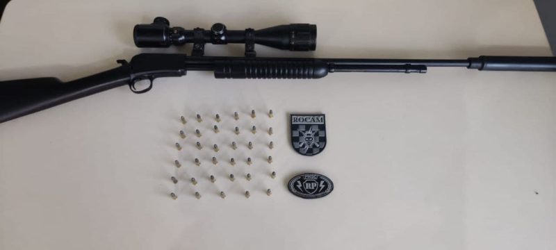 Arma de fogo e muni&ccedil;&otilde;es foram apreendidas – Foto: Pol&iacute;cia Militar/ND