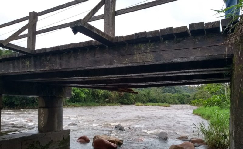 Ponte foi danificada após passagem de caminhão acima do peso permitido