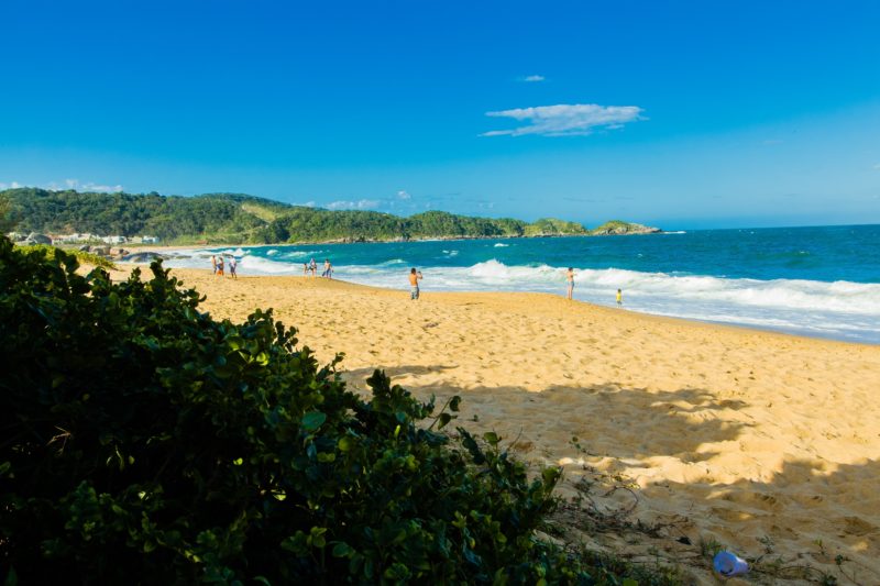 Estaleiro, em Balneário Camboriú, é uma das praias que mais enchem os olhos de investidores