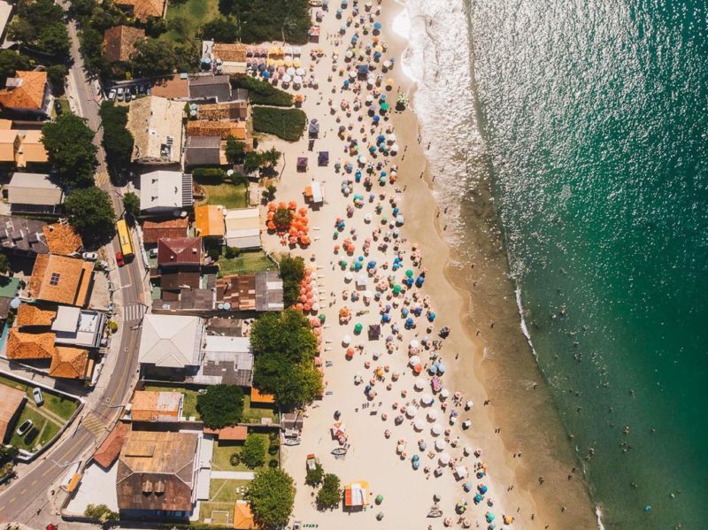 Tamb&eacute;m banhada pelas &aacute;guas geladas do Leste da Ilha, a Barra da Lagoa tamb&eacute;m atraiu visitantes neste s&aacute;bado – Foto: Luis Debiasi/@soubemfloripa/ND