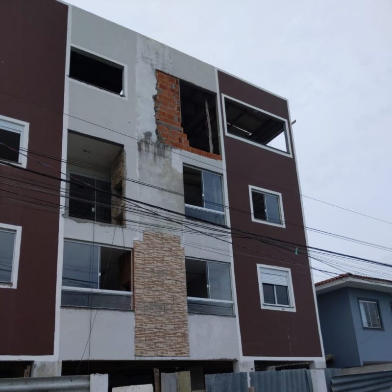 Pr&eacute;dio foi parcialmente destru&iacute;do no bairro Ingleses – Foto: PMF/Divulga&ccedil;&atilde;o/ND