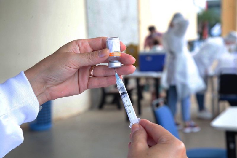 Prefeitura em Santa Catarina quer garantir a imunização completa da população; dúvida da Anvisa é qual o nível de proteção dos imunizantes perante a nova cepa. &#8211; Foto: Prefeitura de Chapecó/Divulgação/ND