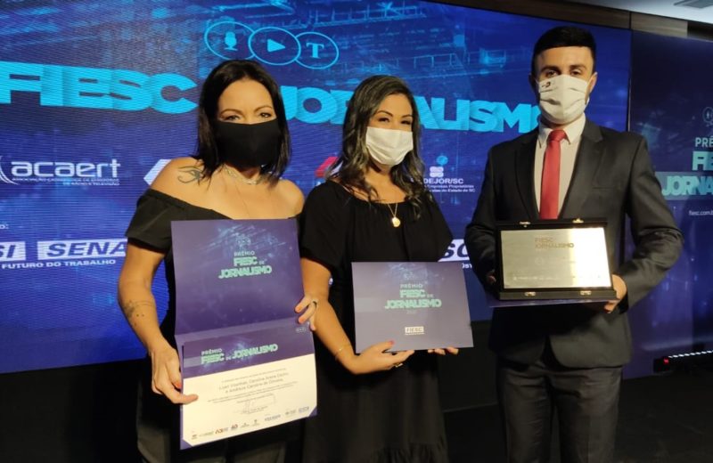 A gerente de Jornalismo Andreza de Oliveira, a chefe de reda&ccedil;&atilde;o Carolina Arana Castro, e o rep&oacute;rter Luan Vosnhak recebem o pr&ecirc;mio – Foto: Paulo Rolemberg/ND