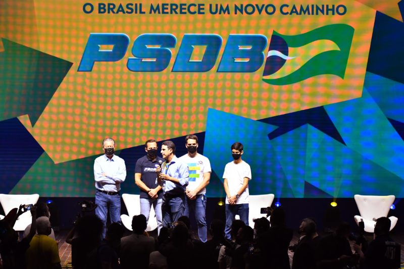 Virg&iacute;lio, D&oacute;ria, Leite e Thomas Covas, filho de Bruno Covas, com Bruno Ara&uacute;jo, presidente nacional do PSDB ao microfone – Foto: Antonio Molina/Divulga&ccedil;&atilde;o/ND
