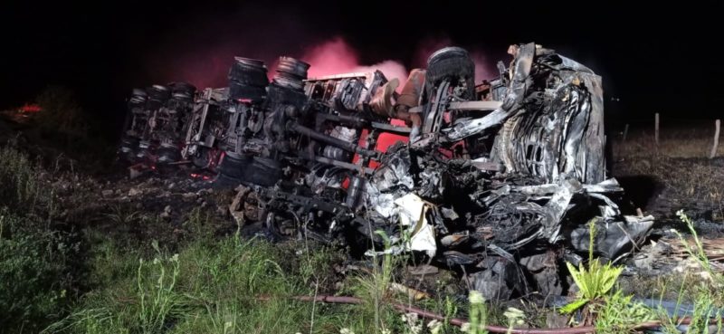 Carreta foi destru&iacute;da pelo fogo – Foto: PRF/ND