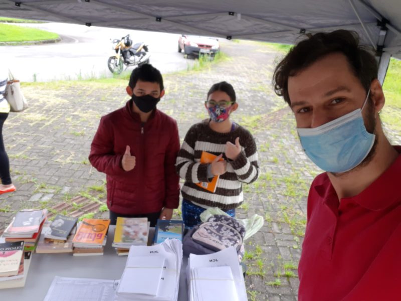 Professor de português criou biblioteca ambulante em escola de Florianópolis
