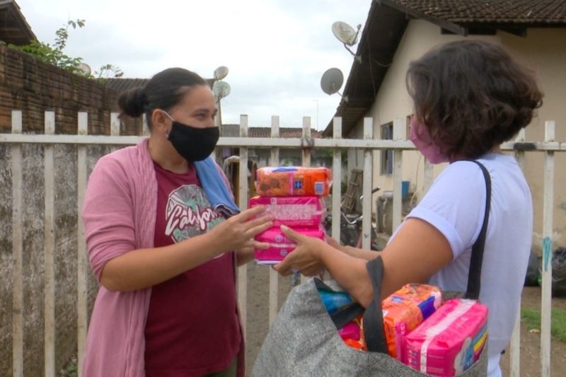 Voluntárias distribuem absorventes e estimulam a educação sobre o assunto &#8211; Foto: Gladionor Ramos/NDTV