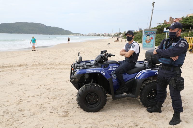 A Guarda Municipal de Florian&oacute;polis, em parceria com a Pol&iacute;cia Militar, vai intensificar as rondas em praias, – Foto: Cristiano Andujar/Arquivo/PMF/Divulga&ccedil;&atilde;o/ND