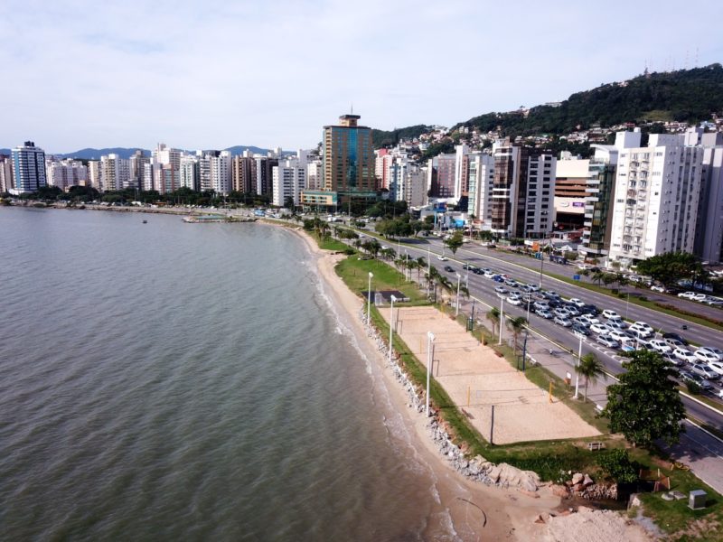Para a temporada, ser&atilde;o instaladas mais quadras de areia e todas as praias da Capital ter&atilde;o o espa&ccedil;o – Foto: Cristiano Andujar/PMF/Divulga&ccedil;&atilde;o/ND