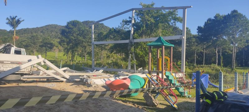 Três pessoas que trabalhavam na construção ficaram feridas – Foto: Corpo de Bombeiros Militar/Divulgação