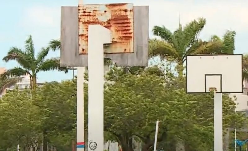 Cestas da quadra de basquete foram arrancadas – Foto: Reprodu&ccedil;&atilde;o/NDTV RecordTV