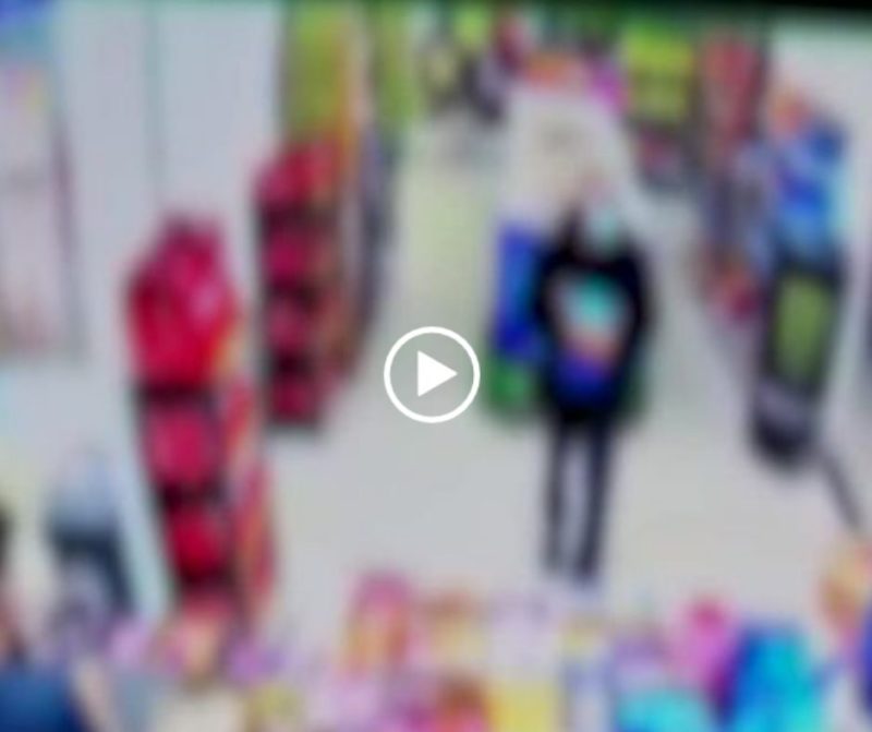 Comerciante reage a assalto e mata ladr&atilde;o em Cambori&uacute; – Foto: C&acirc;mera de seguran&ccedil;a/Reprodu&ccedil;&atilde;o/NDTV