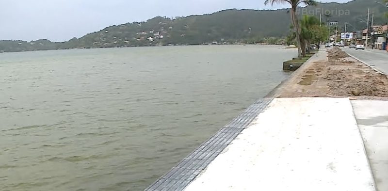 Piso tátil na calçada da Avenida das Rendeiras, na Lagoa da Conceição, em Florianópolis &#8211; Foto: Reprodução/NDTV