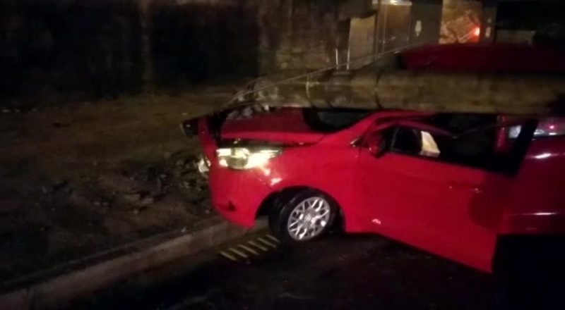 Motorista atingiu poste e causou problemas no abastecimento de &aacute;gua em Blumenau – Foto: Reprodu&ccedil;&atilde;o/Internet/ND