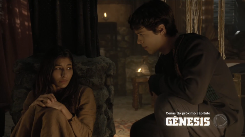 Om&atilde; tenta se aproximar de Tamar, sua futura esposa. – Foto: Reprodu&ccedil;&atilde;o/Record TV