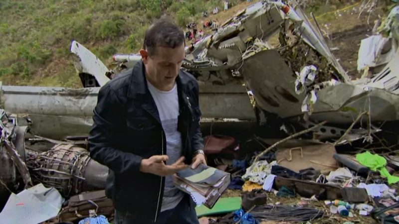 Roberto Cabrini recuperou Bíblia em meio a destroços do voo da Chapecoense em 2016 — Foto: SBT/Reprodução/ND