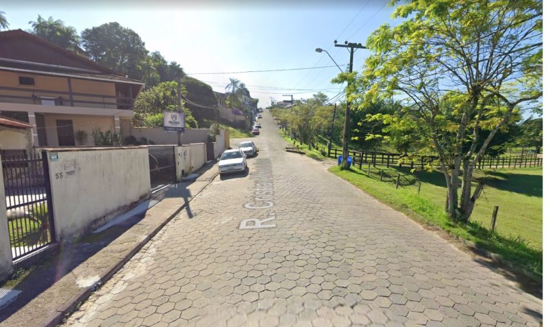 A v&iacute;tima foi encontrada na cal&ccedil;ada pelos bombeiros chorando muito e com alguns ferimentos – Foto: Foto: Google Maps/ Reprodu&ccedil;&atilde;o
