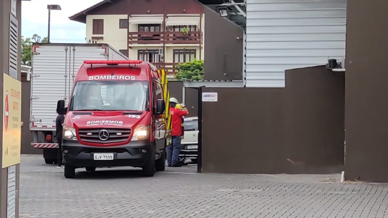bombeiros no local