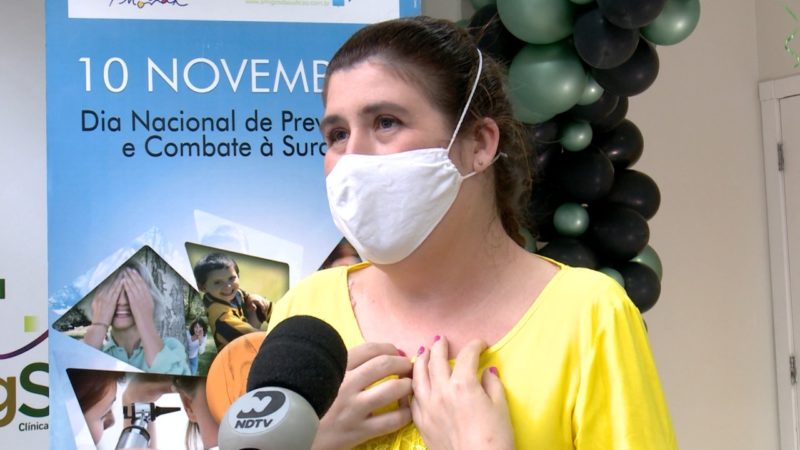 fernanda tem deficiência auditiva