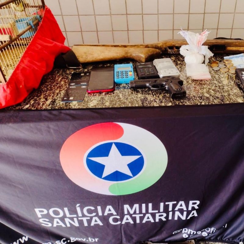 Cocaína, balança de precisão, duas máquinas de cartão de crédito, arma de fogo e munições, um simulacro de arma de fogo também foram apreendidos com o agressor