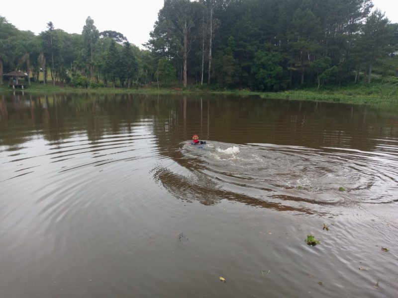 mergulhadores dos bombeiros localizaram o corpo do jovem afogado