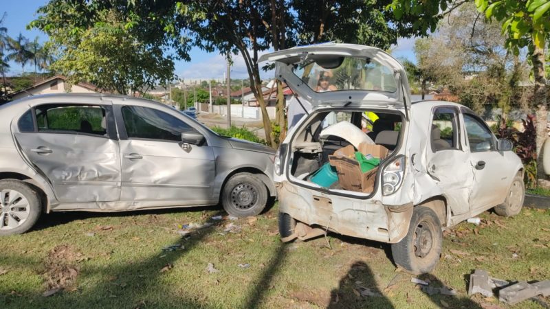 acidente envolvendo três veículos em Joinville
