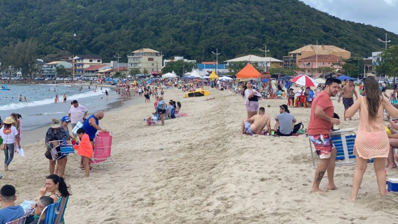 Praia da Enseada, em São Francisco do Sul - Ricardo Alves/NDTV Record JOinville