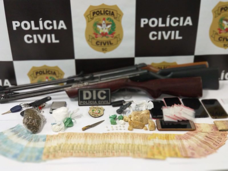 Al&eacute;m da pris&atilde;o, pol&iacute;cia apreendeu armas, drogas e dinheiro na casa – Foto: Pol&iacute;cia Civil/Divulga&ccedil;&atilde;o
