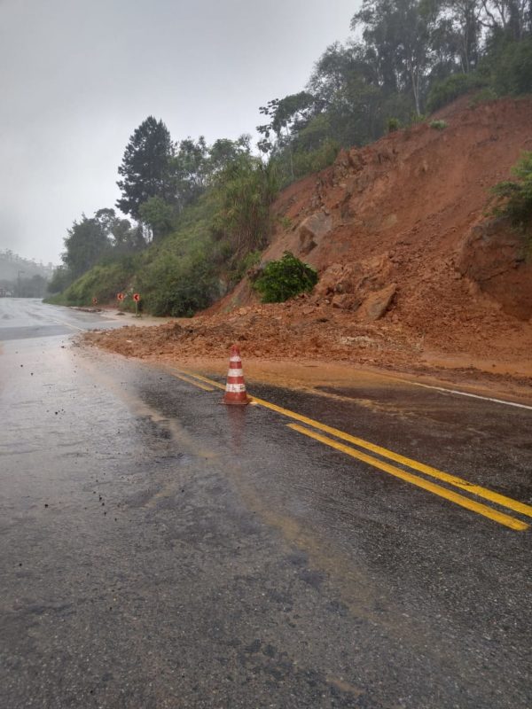 Rodovia SC-108, em Guaramirim, sofre com ações climáticas