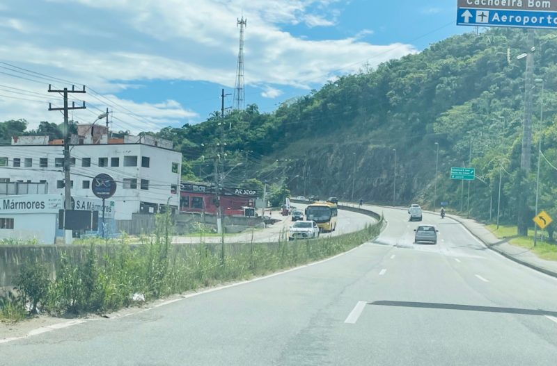 Mato avança sobre as duas rodovias mais movimentadas de SC &#8211; Foto: Moacir Pereira