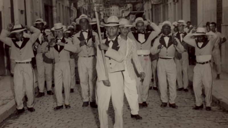 Escola de samba mais antiga de Florian&oacute;polis, Protegidos da Princesa leva cultura negra para avenida – Foto: Reprodu&ccedil;&atilde;o / NDTV Record TV