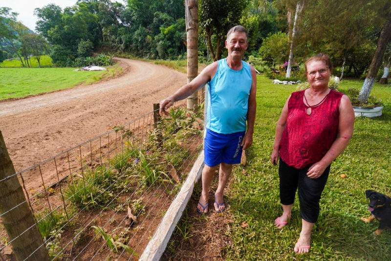 Na comunidade do Cambar&aacute;, em Cunhata&iacute;, o agricultor Pedro Silvino Rempel conta que aguarda pela pavimenta&ccedil;&atilde;o h&aacute; 20 anos – Foto: Ricardo Wolffenbut/ND
