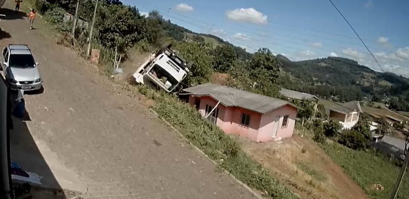 Caminh&atilde;o de lixo tombou e causou preju&iacute;zos. – Foto: Arquivo Pessoal/ND