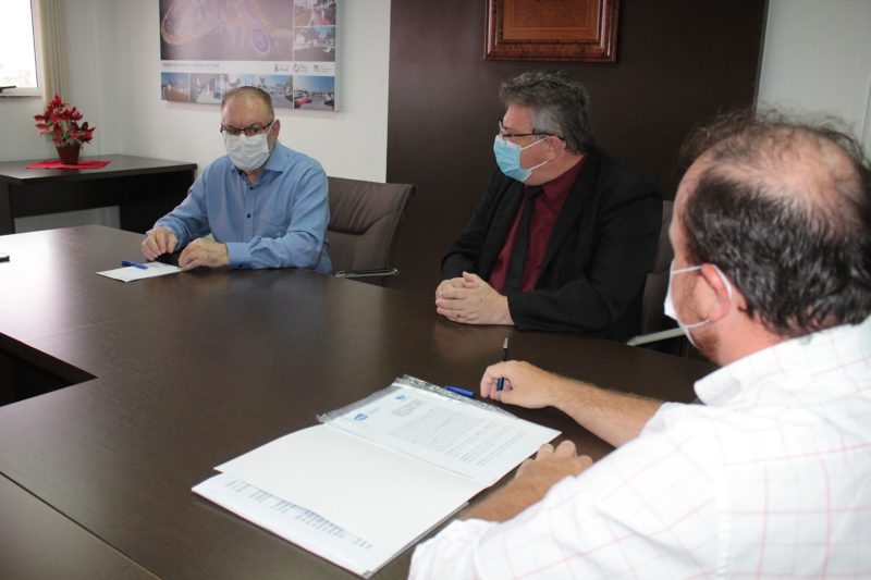 Prefeito de Itaja&iacute;, diretor do Semasa e reitor da Univali firmaram parceria nesta quinta-feira (18) – Foto: Marcos Porto/Prefeitura de Itaja&iacute;/Divulga&ccedil;&atilde;o