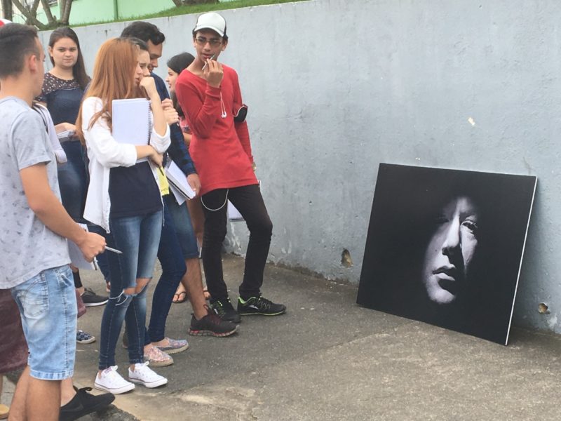 Obras s&atilde;o analisadas pela popula&ccedil;&atilde;o que se depara com ela nas ruas – Foto: Sergio Adriano H/Divulga&ccedil;&atilde;o/ND