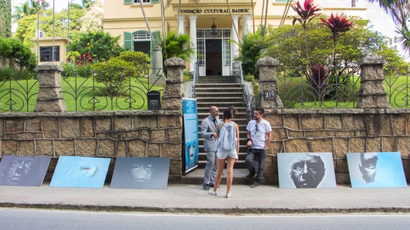 Artista exp&otilde;e suas obras nas ruas – Foto: Sergio Adriano H/Divulga&ccedil;&atilde;o/ND