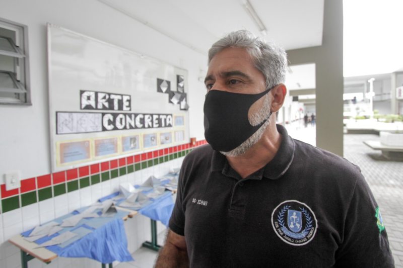 Monitor de uma das sete escolas cívico militares de SC