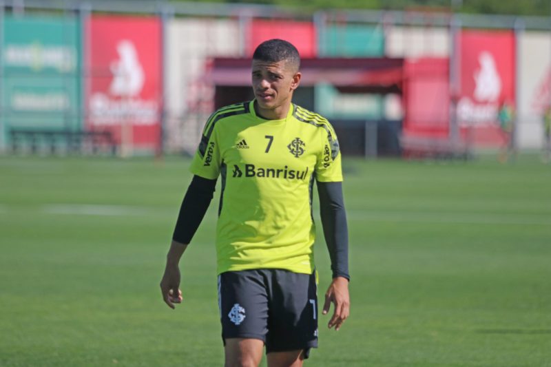 Taison pediu para treinar e refor&ccedil;a meio-campo colorado – Foto: Ricardo Duarte/Inter/Divulga&ccedil;&atilde;o