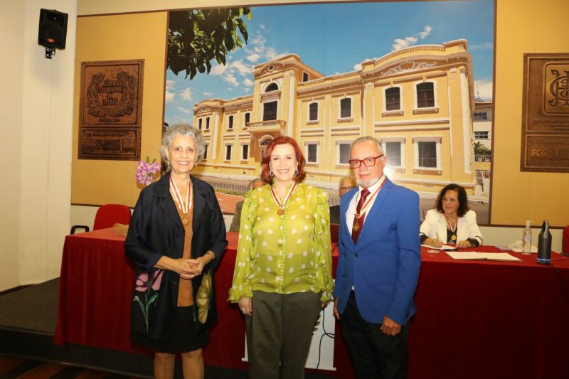 Poeta foi acolhida com insígnias pelos acadêmicos Maria Tereza de Queiroz Piacentini e Pinheiro Neto &#8211; Foto: Douglas Santos