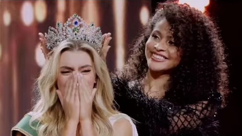 Teresa Santos recebeu a coroa das mãos de Monalysa Alcântara, miss Universo Brasil 2017 &#8211; Foto: Reprodução UMiss TV/Divulgação/ND