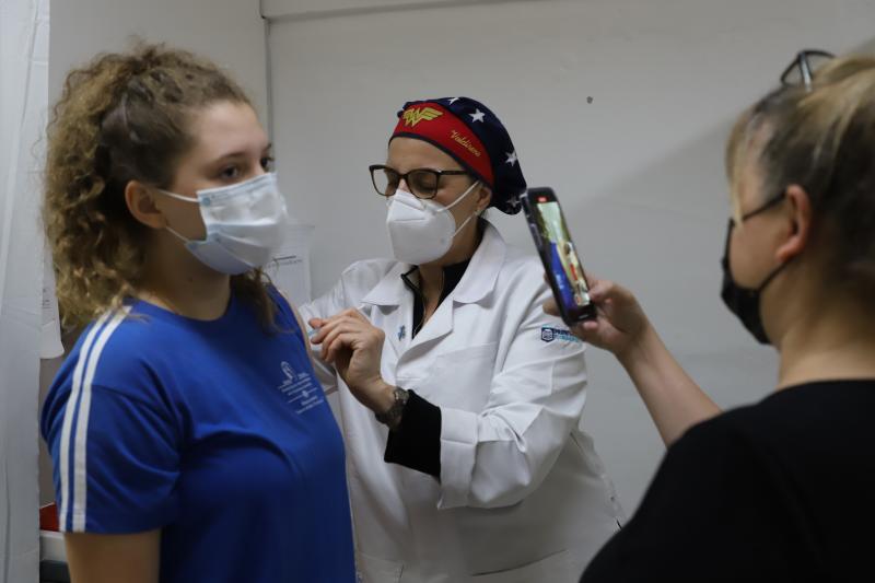 Florianópolis ultrapassou, nesta segunda-feira (29), o percentual de 103% dos adultos completamente vacinados contra a Covid-19 &#8211; Foto: Cristiano Andujar/PMF/Divulgação/ND