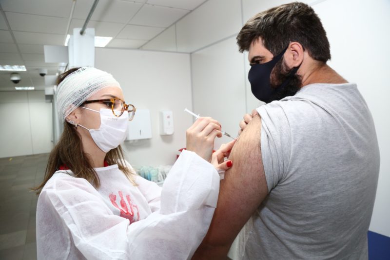 Imuniza&ccedil;&atilde;o em clima de Halloween. At&eacute; esta segunda-feira (1/11), 92, 62% da popula&ccedil;&atilde;o acima de 18 anos havia sido completamente imunizada, de acordo com o Vacin&ocirc;metro – Foto: Leonardo Sousa/PMF/Divulga&ccedil;&atilde;o/ND