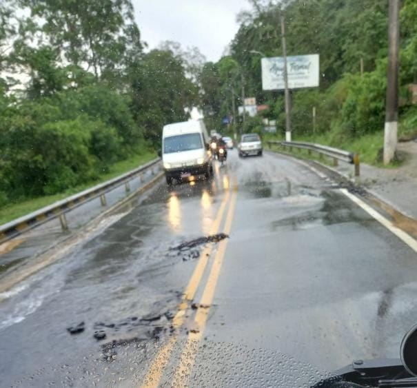 Um cano estourou no km 22,5 da BR 282, em Santo Amaro da Imperatriz, na manh&atilde; desta quarta-feira (3) – Foto: Divulga&ccedil;&atilde;o/ND