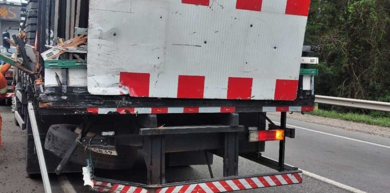 Caminhão que estava a serviço da Arteris foi atingido