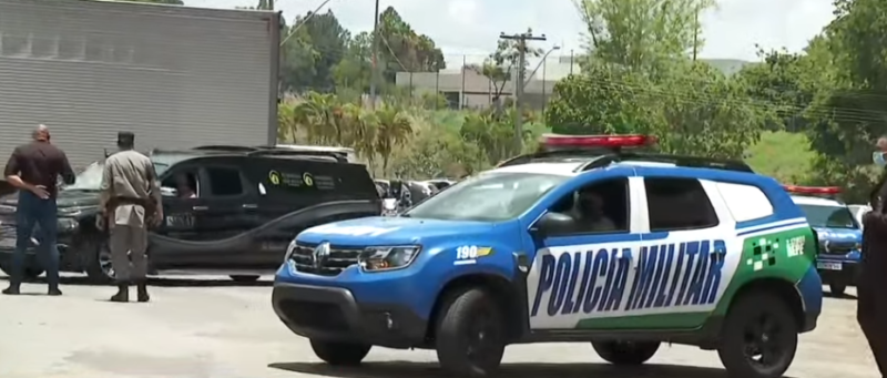 Corpo de Mar&iacute;lia Mendon&ccedil;a e do tio chegam em gin&aacute;sio – Foto: CNN/Reprodu&ccedil;&atilde;o/ND