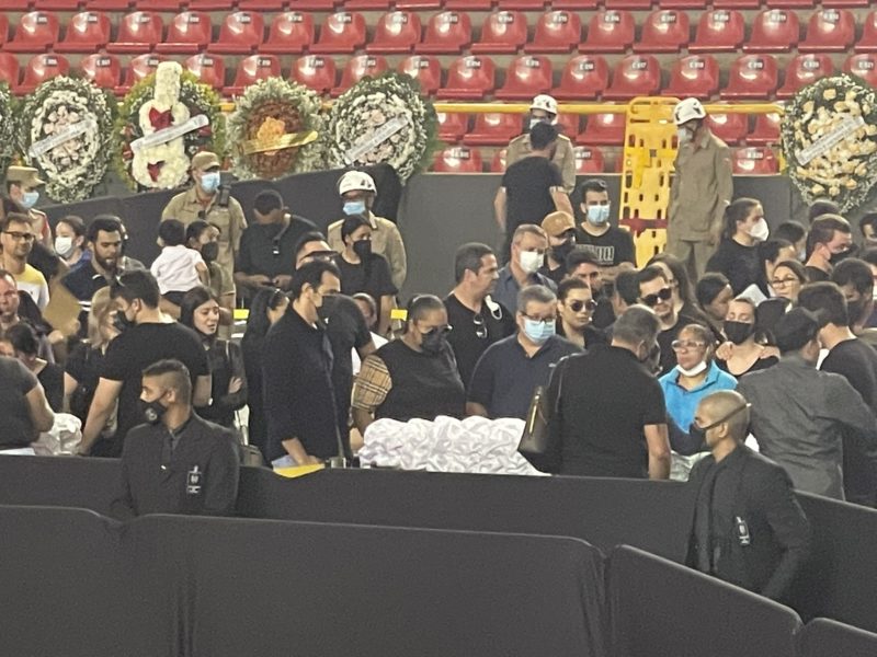 Familiares, amigos e f&atilde;s de Mar&iacute;lia Mendon&ccedil;a acompanharam seu vel&oacute;rio em Goi&acirc;nia, no Estado de Goi&aacute;s – Foto: Internet/Reprodu&ccedil;&atilde;o/ND