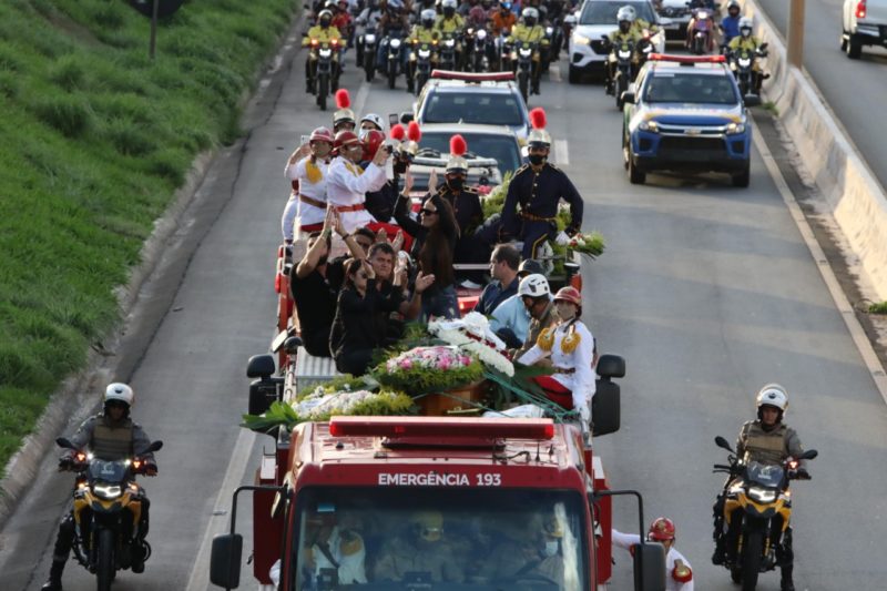 F&atilde;s, familiares e amigos prestaram as &uacute;ltimas homenagens &agrave; cantora Mar&iacute;lia Mendon&ccedil;a – Foto: BECKER/FUTURA PRESS/FUTURA PRESS/ESTAD&Atilde;O CONTE&Uacute;DO